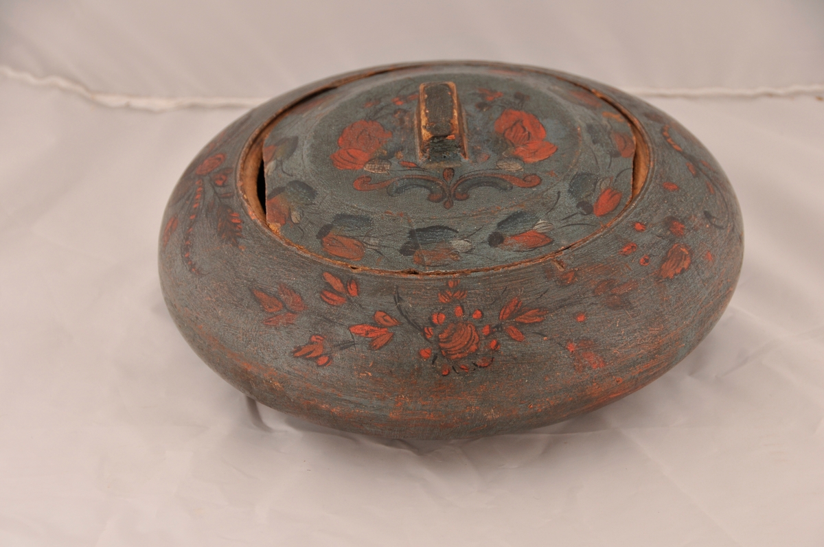 Svarva / dreia dåse med lok, rosemåla. Liten skade på lok.