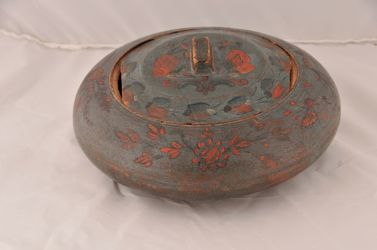 Svarva / dreia dåse med lok, rosemåla. Liten skade på lok.