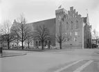 Frimurarehotellet i Linköping uppfördes 1910-12. För ritningarna stod domkyrkoarkitekten i Lund, Theodor Wåhlin, som lät lyfta fram gotikens formspråk i spetsbågiga arkader, trappstensgavlar med blinderingar och ett torn med krenelerat krön.