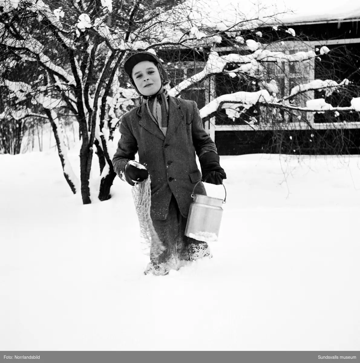 Snövintern 1951. Bilder från olika platser på glada barn som leker i snön. De tre första bilderna är troligen invid gamla Epidemisjukhuset vid Ludvigsbergsvägen, några av bilderna från parken norr om Flickskolan och GA-kyrkan.