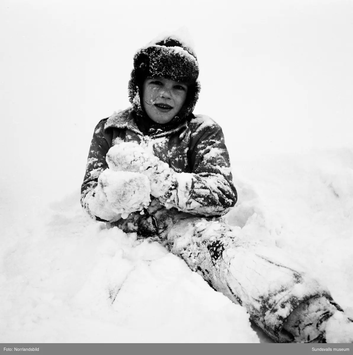 Snövintern 1951. Bilder från olika platser på glada barn som leker i snön. De tre första bilderna är troligen invid gamla Epidemisjukhuset vid Ludvigsbergsvägen, några av bilderna från parken norr om Flickskolan och GA-kyrkan.