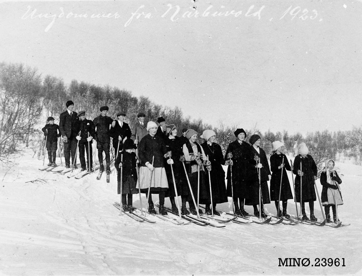 Ungdommer fra Narbuvoll på skitur
1. rekke:
Jenny Nyvoll
faren Engebret Nyvoll
Kirstine Røsten
Anne Nyvoll
Rikardt Nyvoll

2. rekke:
mor Petronille Nyvoll
Hallstein Nyvoll