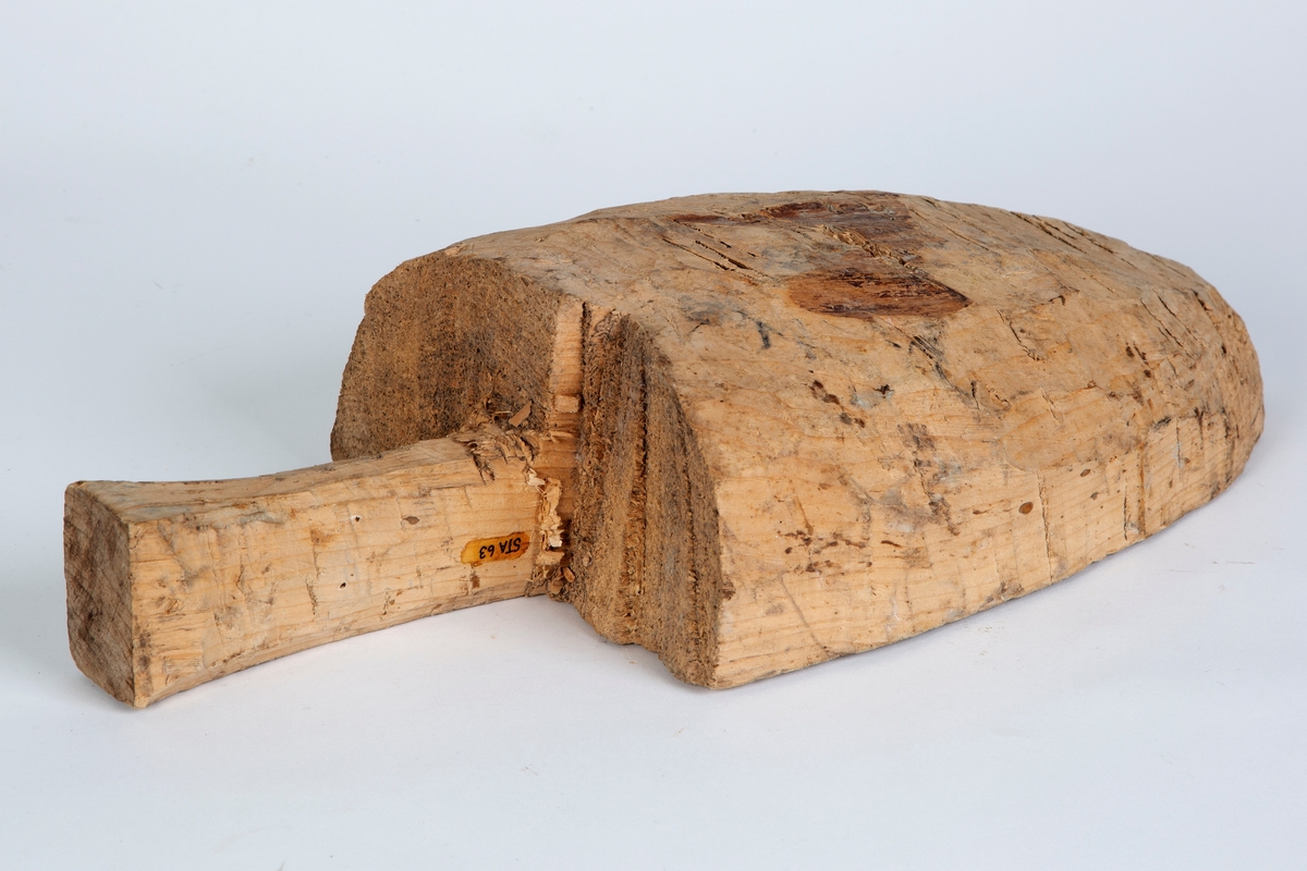 Et tilskåret emne til auskar, med handtak og rundet på utsiden. Emnet er ikke uthult. Ubehandla