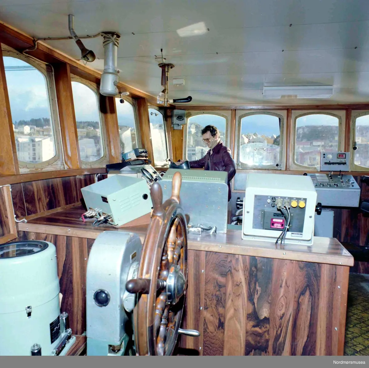 Fra styrehuset på M/S Anna O
(info: Arnfinn Herkedal). 

Fotograf er Nils Williams. Fra Nordmøre museums fotosamlinger.