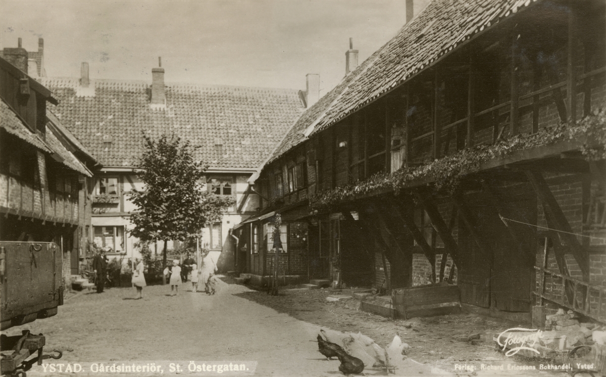 Text i fotoalbum: "Stabschefens inspektionsresa till Ystad fo. Gårdsinteriör, St Östergatan.".