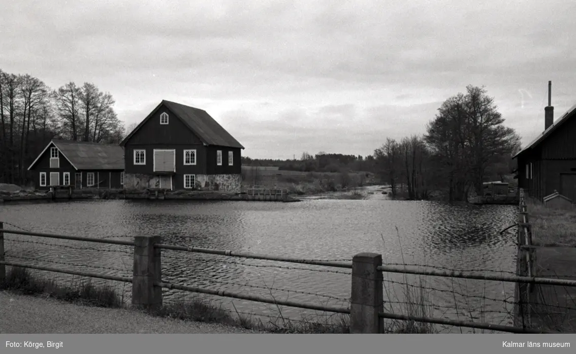 Bro över vattenmagasin (Ljungbyån) vid Krankelösa 500 meter från allmän väg nummer 565 till Västragården i Kalmar kommun. Foto, miljö, nedströms från bron.