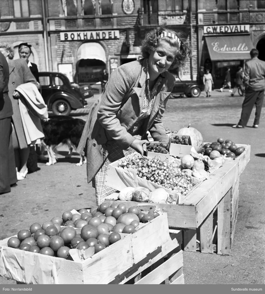 Torghandeln är livlig på Stora torget 1949.