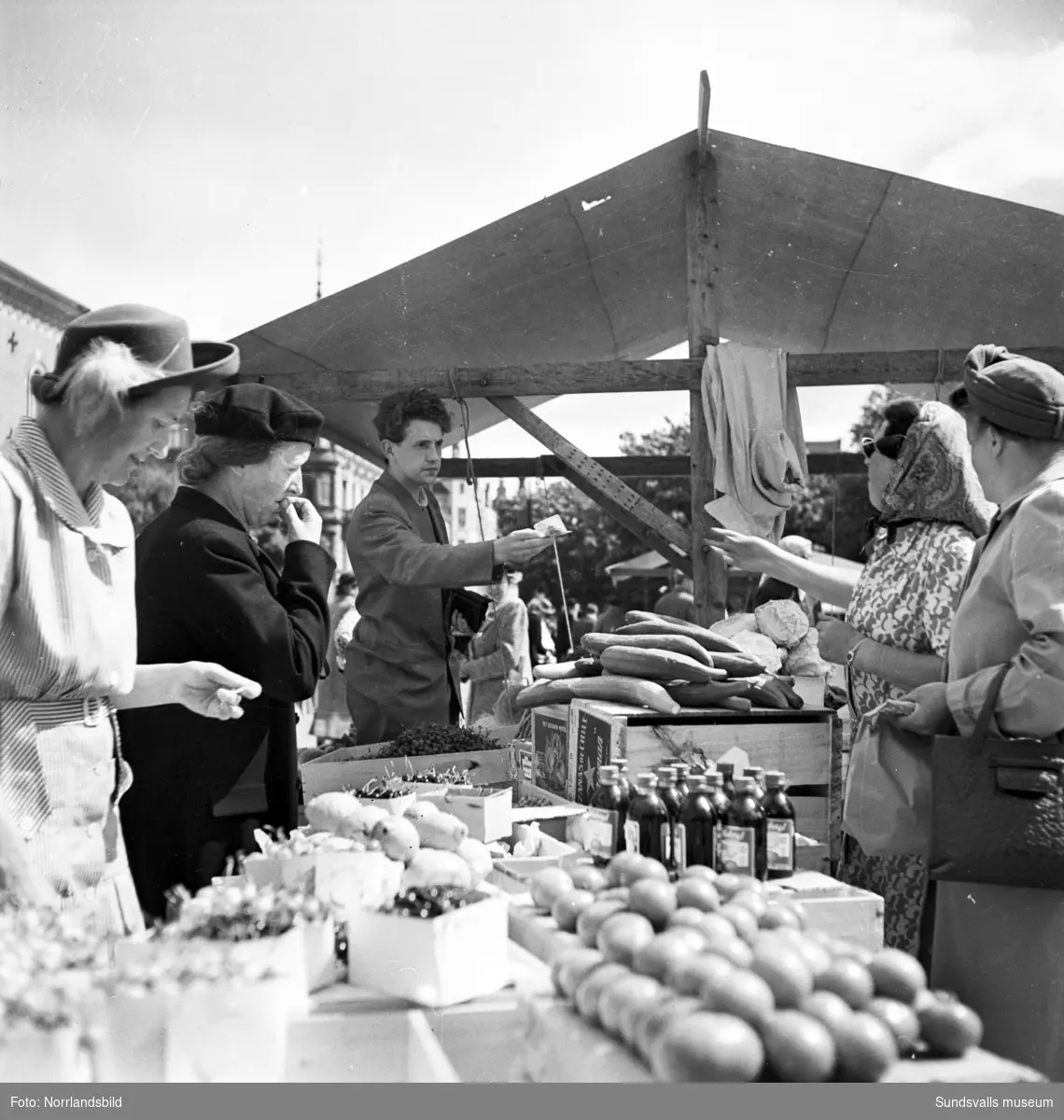 Torghandeln är livlig på Stora torget 1949.