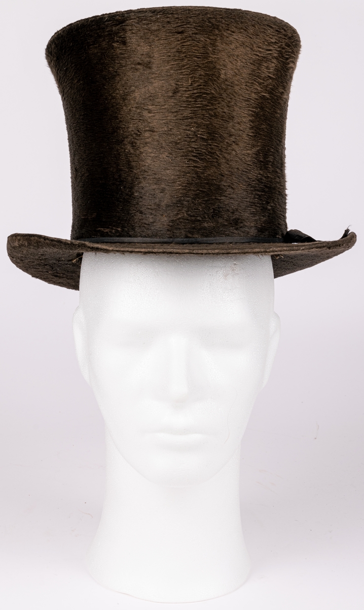 Stormhatt med lång felb. Hög form. Kyrkhatt från 1800-talets förra hälfta.