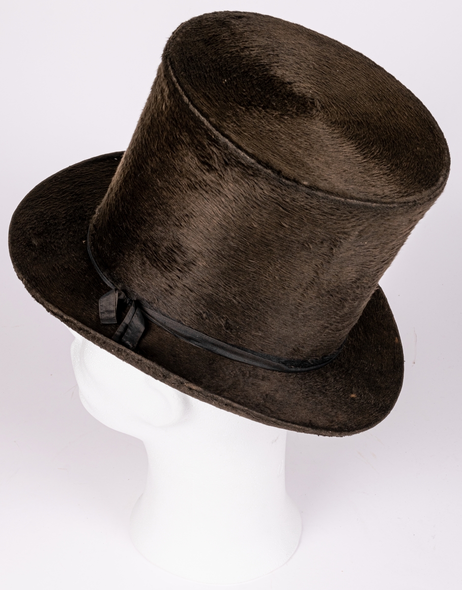 Stormhatt med lång felb. Hög form. Kyrkhatt från 1800-talets förra hälfta.
