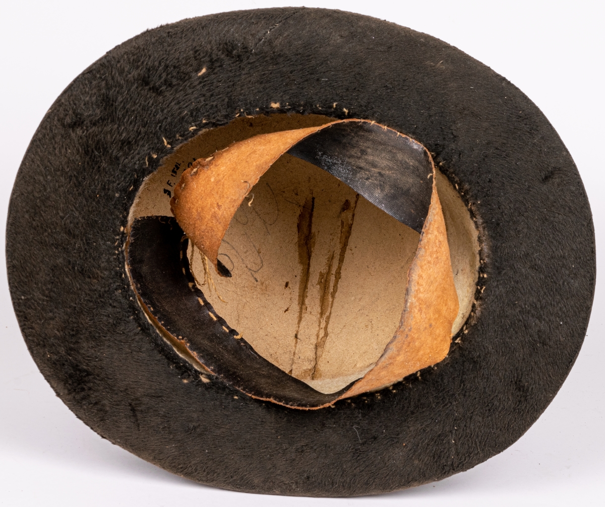 Stormhatt med lång felb. Hög form. Kyrkhatt från 1800-talets förra hälfta.