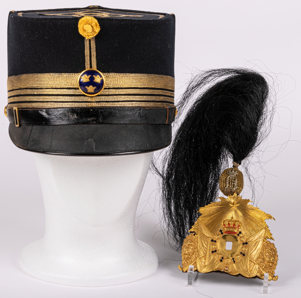 Uniformsmössa till översteuniform.
I ask.