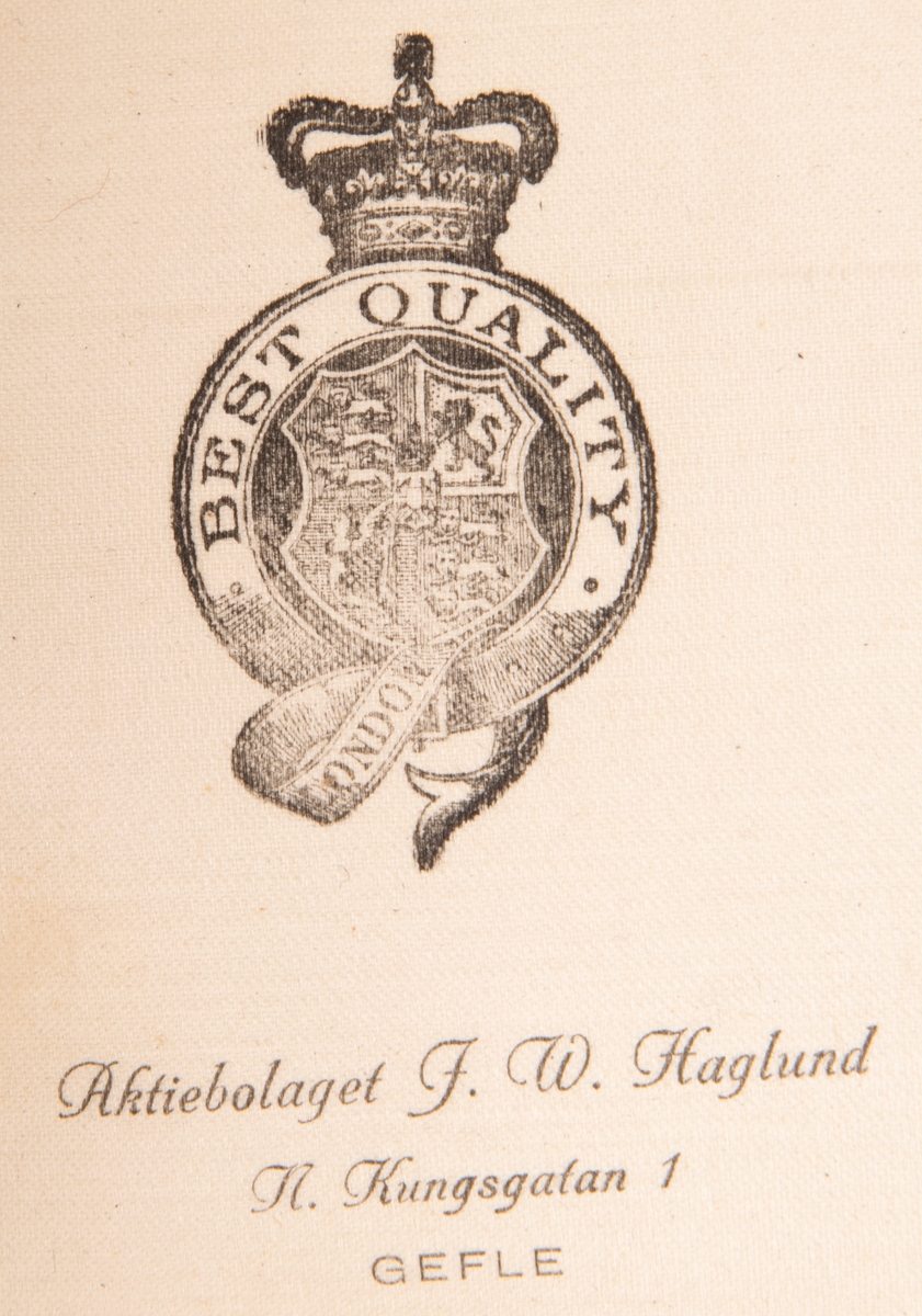 Stormhatt märkt Aktiebolaget J.W Haglund, N. Kungsgatan 1, Gefle. Svart.
Höjd 14cm, brättbredd 4,5cm.
Hattask av svart papp med guldtext på locket. English manufacture of hats. Best London deposed.