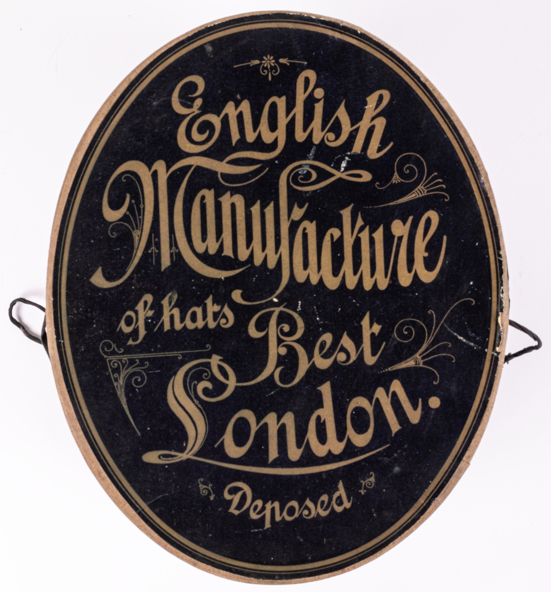 Stormhatt märkt Aktiebolaget J.W Haglund, N. Kungsgatan 1, Gefle. Svart.
Höjd 14cm, brättbredd 4,5cm.
Hattask av svart papp med guldtext på locket. English manufacture of hats. Best London deposed.