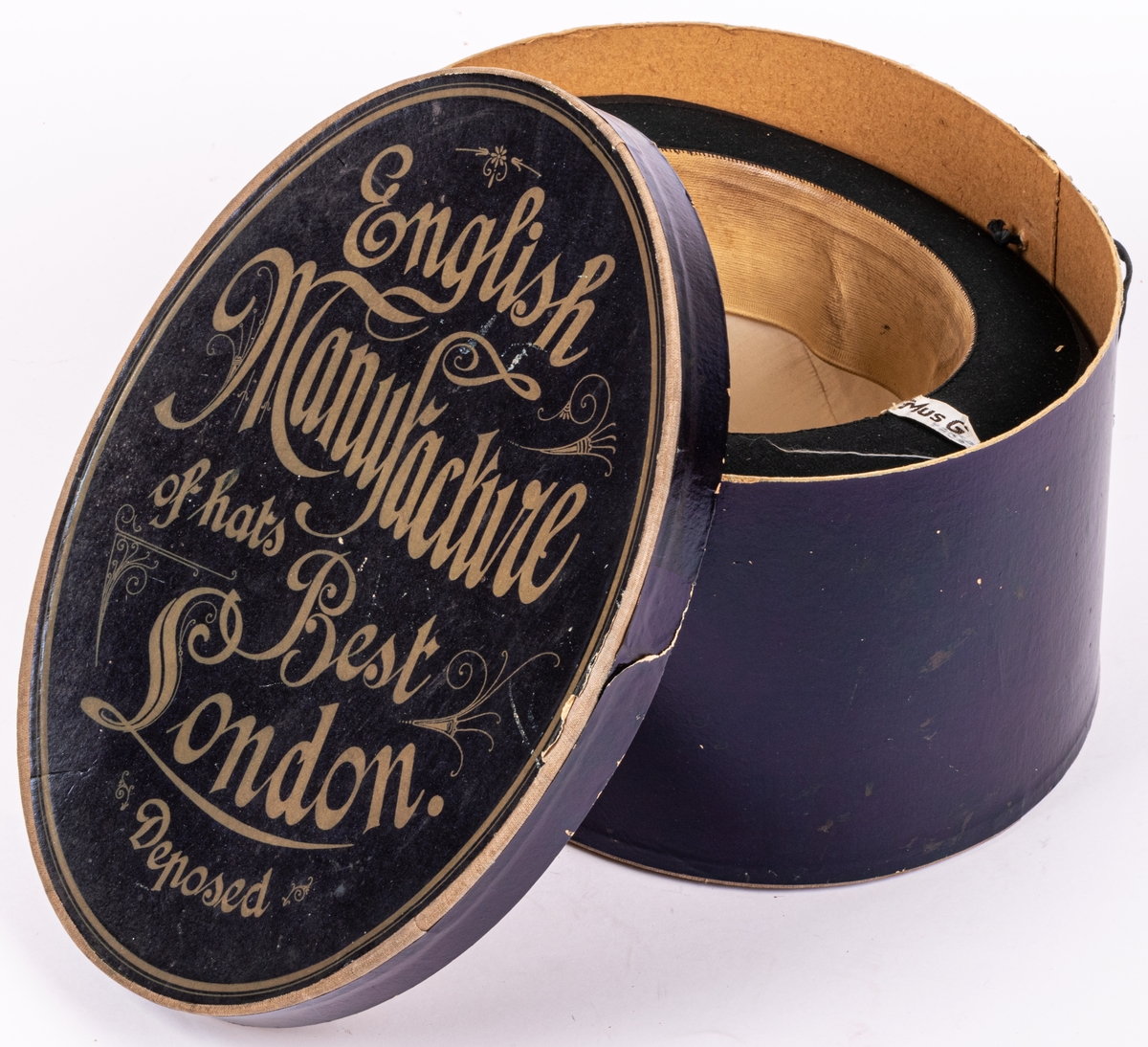Stormhatt märkt Aktiebolaget J.W Haglund, N. Kungsgatan 1, Gefle. Svart.
Höjd 14cm, brättbredd 4,5cm.
Hattask av svart papp med guldtext på locket. English manufacture of hats. Best London deposed.