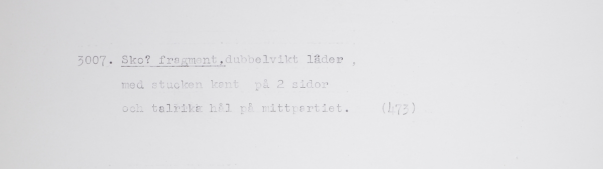 Framfotsdelen till en dubbelvikt skosula av läder. Stucken kant på två sidor. Hål efter pliggar eller lädersöm på framfotens mittparti.