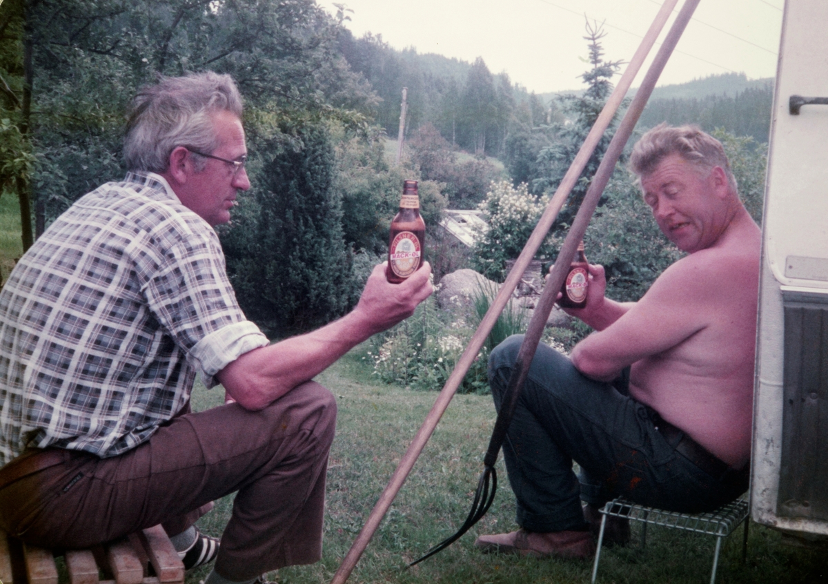Mostue, øvre, slåttonn, pause, Leif Ramseth og Kåre Holmen , Mack øl, ølflaske,