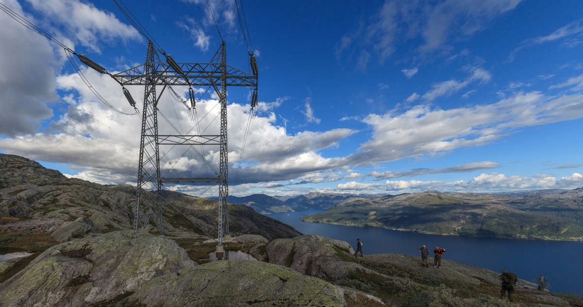 Kraftmaster langs Hardangerfjorden. Dette er ein del av kraftlinja som vart bygd mellom Eidfjord og Samnanger og mastene vart kalla "monstermaster".
