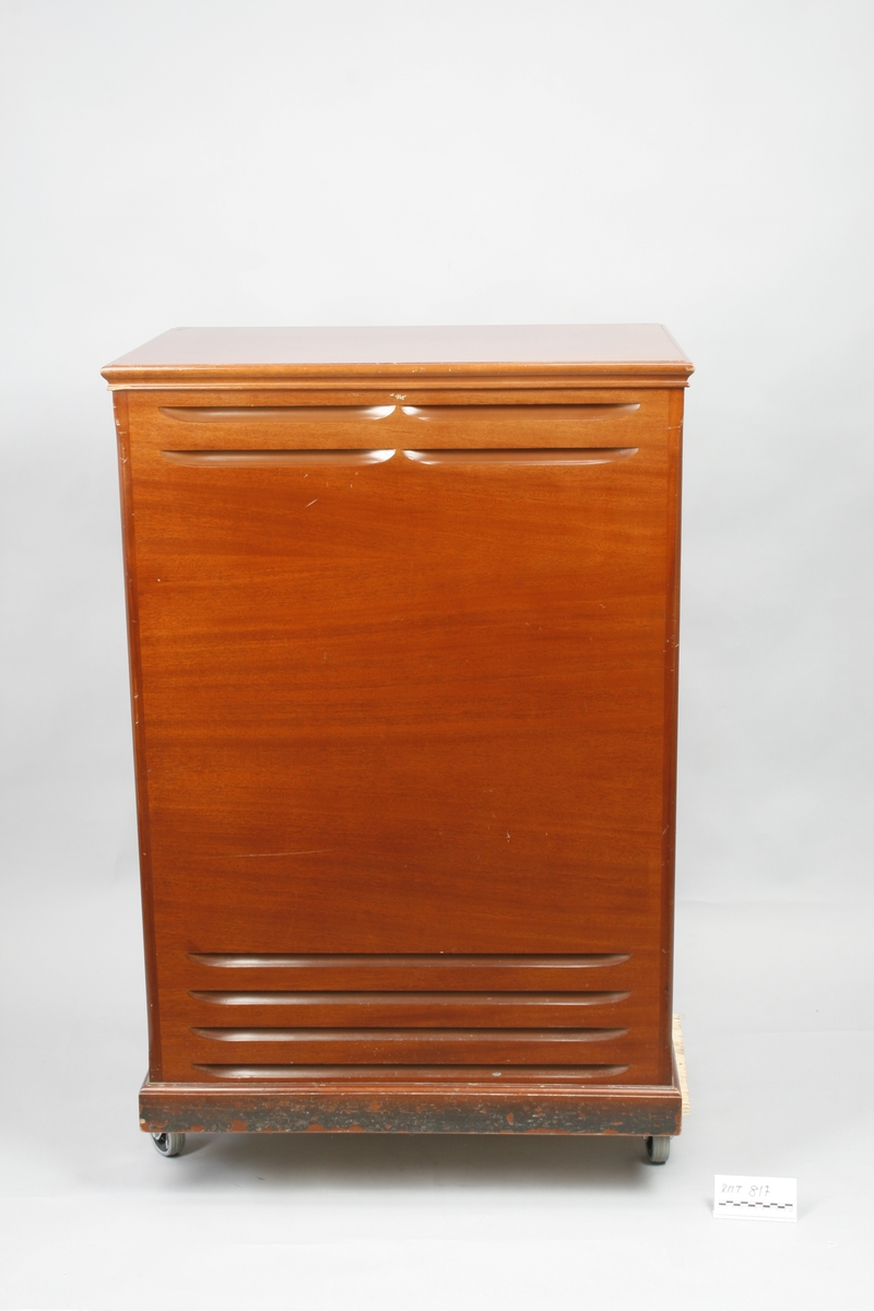 Kabinett i treverk. Det fungerer slik at lyden forsterkes og spres med høyttalerene på innsiden. Den største delen, kledd med svart materiale, inneholder roterende blader som spres lyden. Det er åpninger i topp og bunn som slipper lyden ut.
Kabinettet kobles til for eksempel Hammondorgel.