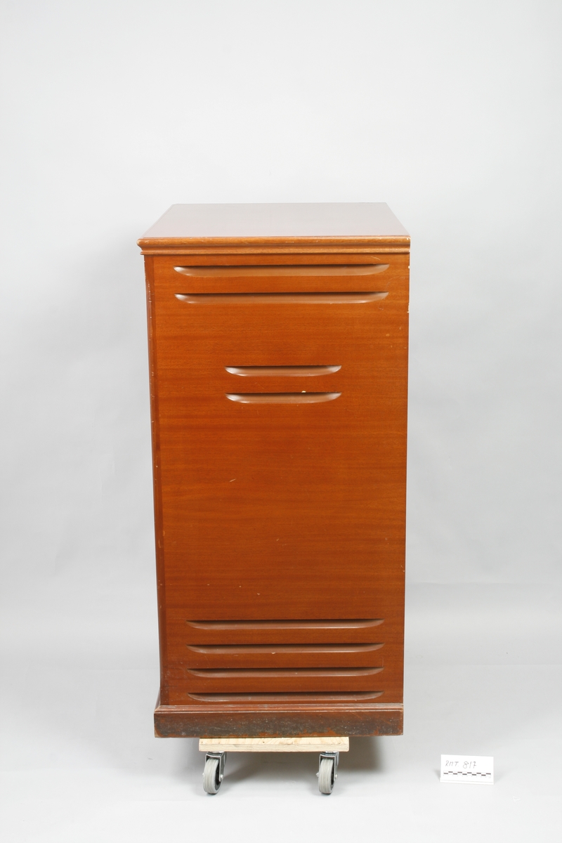 Kabinett i treverk. Det fungerer slik at lyden forsterkes og spres med høyttalerene på innsiden. Den største delen, kledd med svart materiale, inneholder roterende blader som spres lyden. Det er åpninger i topp og bunn som slipper lyden ut.
Kabinettet kobles til for eksempel Hammondorgel.