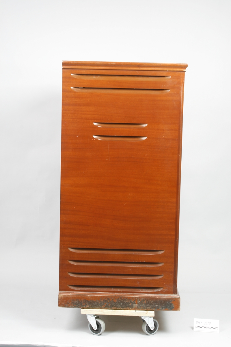 Kabinett i treverk. Det fungerer slik at lyden forsterkes og spres med høyttalerene på innsiden. Den største delen, kledd med svart materiale, inneholder roterende blader som spres lyden. Det er åpninger i topp og bunn som slipper lyden ut.
Kabinettet kobles til for eksempel Hammondorgel.