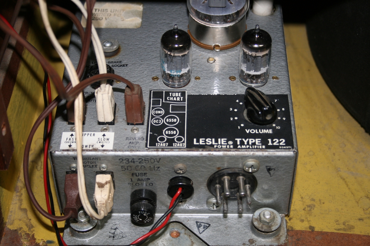 Kabinett i treverk. Det fungerer slik at lyden forsterkes og spres med høyttalerene på innsiden. Den største delen, kledd med svart materiale, inneholder roterende blader som spres lyden. Det er åpninger i topp og bunn som slipper lyden ut.
Kabinettet kobles til for eksempel Hammondorgel.