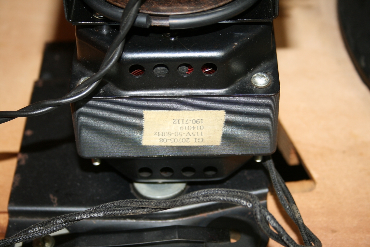 Kabinett i treverk. Det fungerer slik at lyden forsterkes og spres med høyttalerene på innsiden. Den største delen, kledd med svart materiale, inneholder roterende blader som spres lyden. Det er åpninger i topp og bunn som slipper lyden ut.
Kabinettet kobles til for eksempel Hammondorgel.