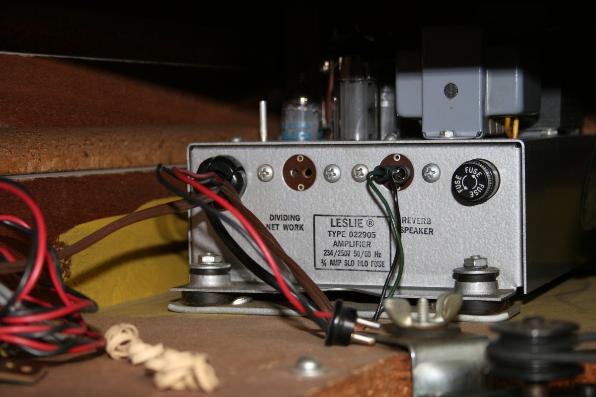 Kabinett i treverk. Det fungerer slik at lyden forsterkes og spres med høyttalerene på innsiden. Den største delen, kledd med svart materiale, inneholder roterende blader som spres lyden. Det er åpninger i topp og bunn som slipper lyden ut.
Kabinettet kobles til for eksempel Hammondorgel.