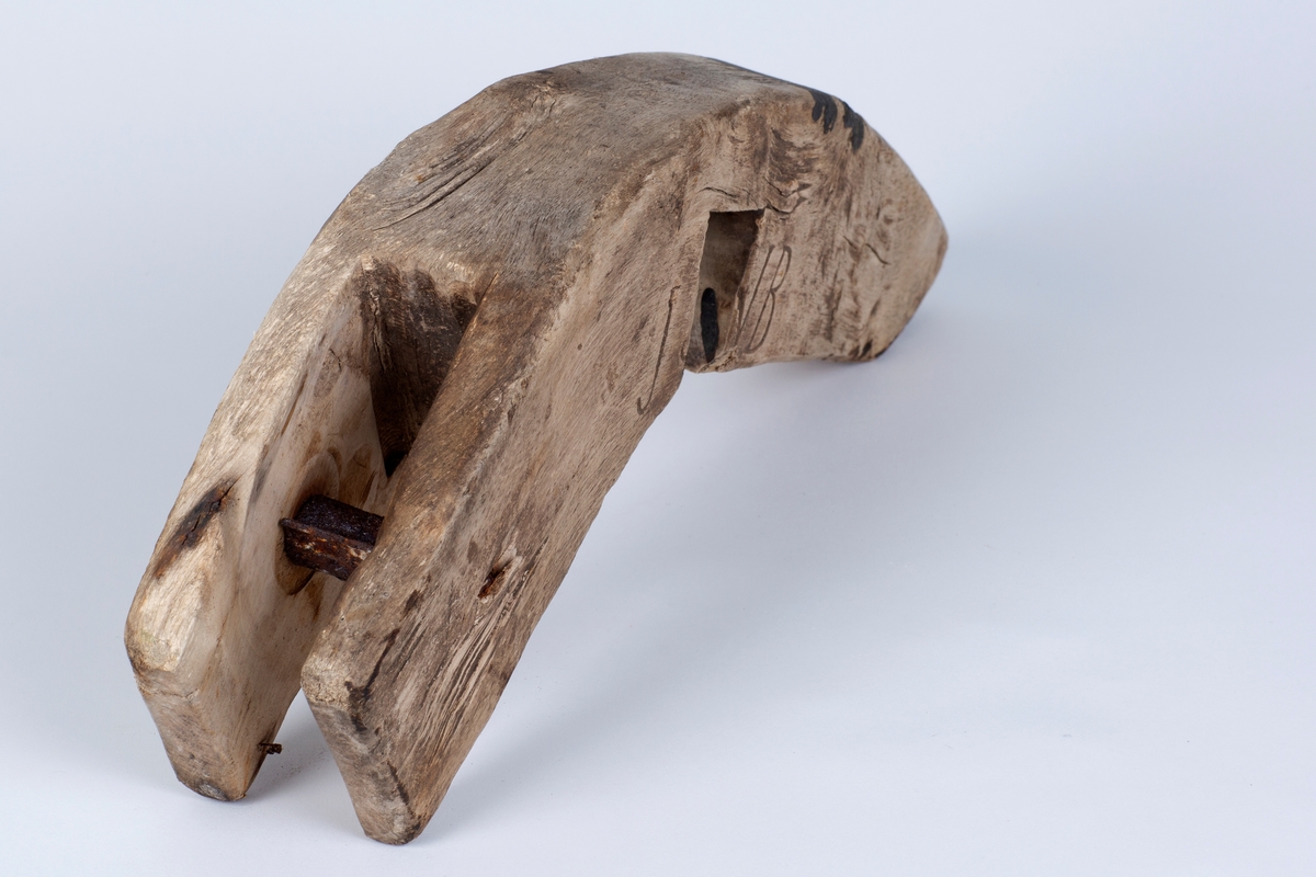 En tregjenstand med buet form med uthuling ca. midt på for å sette på ripa på båten. Snøret eller ilen ble dratt gjennom åpningen til venstre over jernet.