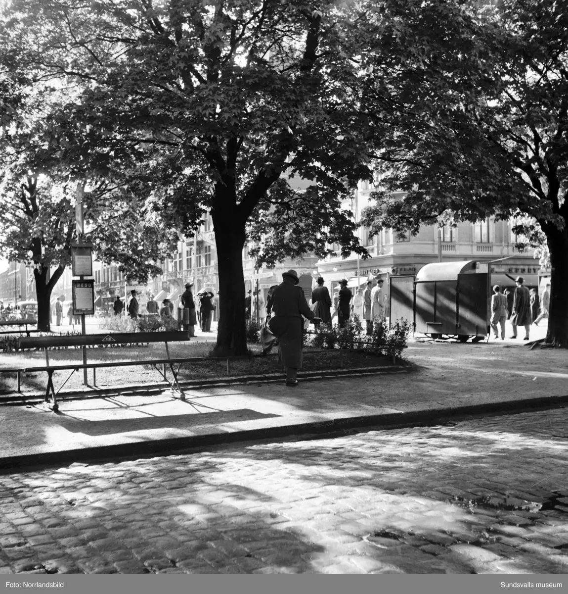 Folkvimmel och trafik i Stenstaden, bilder tagna Storgatan västerut från Esplanaden.