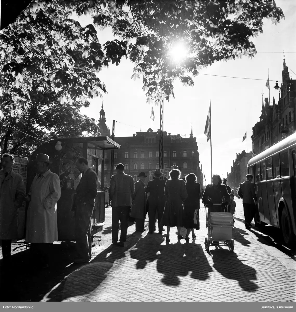 Folkvimmel och trafik i Stenstaden, bilder tagna Storgatan västerut från Esplanaden.