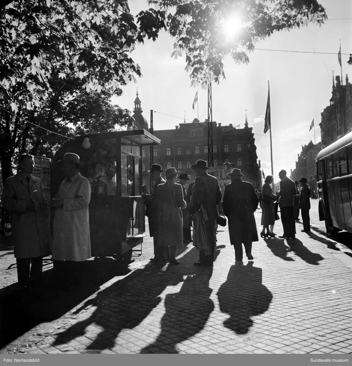 Folkvimmel och trafik i Stenstaden, bilder tagna Storgatan västerut från Esplanaden.