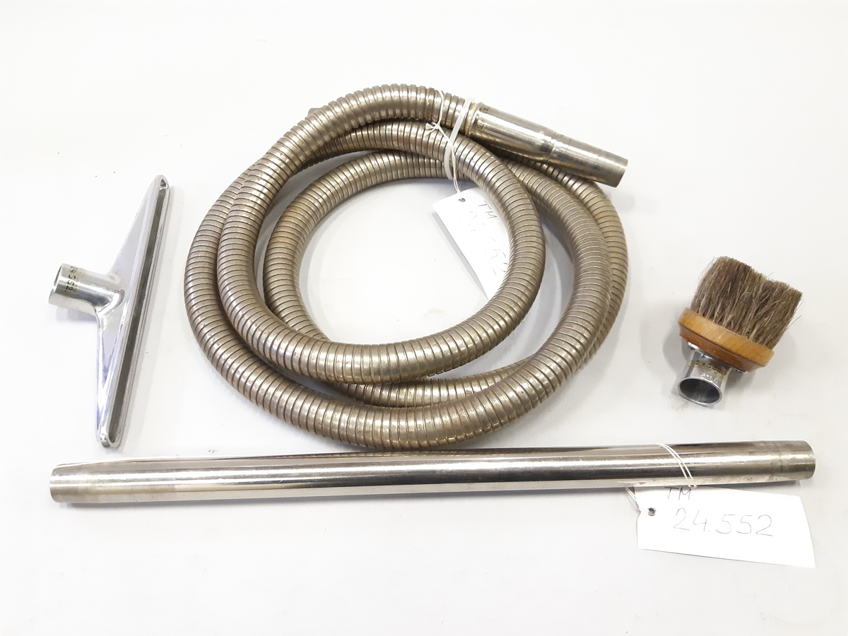 Elektrisk dammsugare.
Tillbehör: Sugslang, 2 st sugrör, 2 st munstycken, 2 st borstmunstycken.