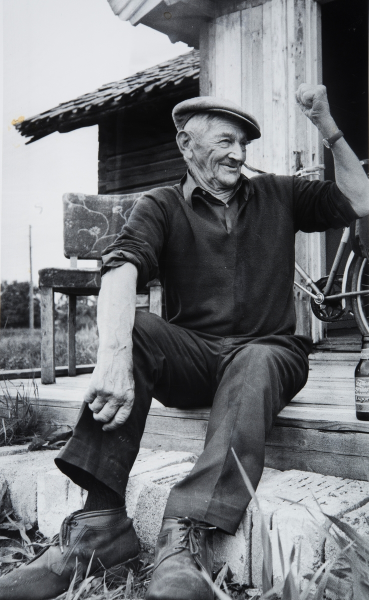 Einar "Dæhlinstuen" Kristiansen, 1900-1983, Nistua/Dæhlinstuen, Ottestad. Bygdeoriginal, produserte og solgte soplimer.