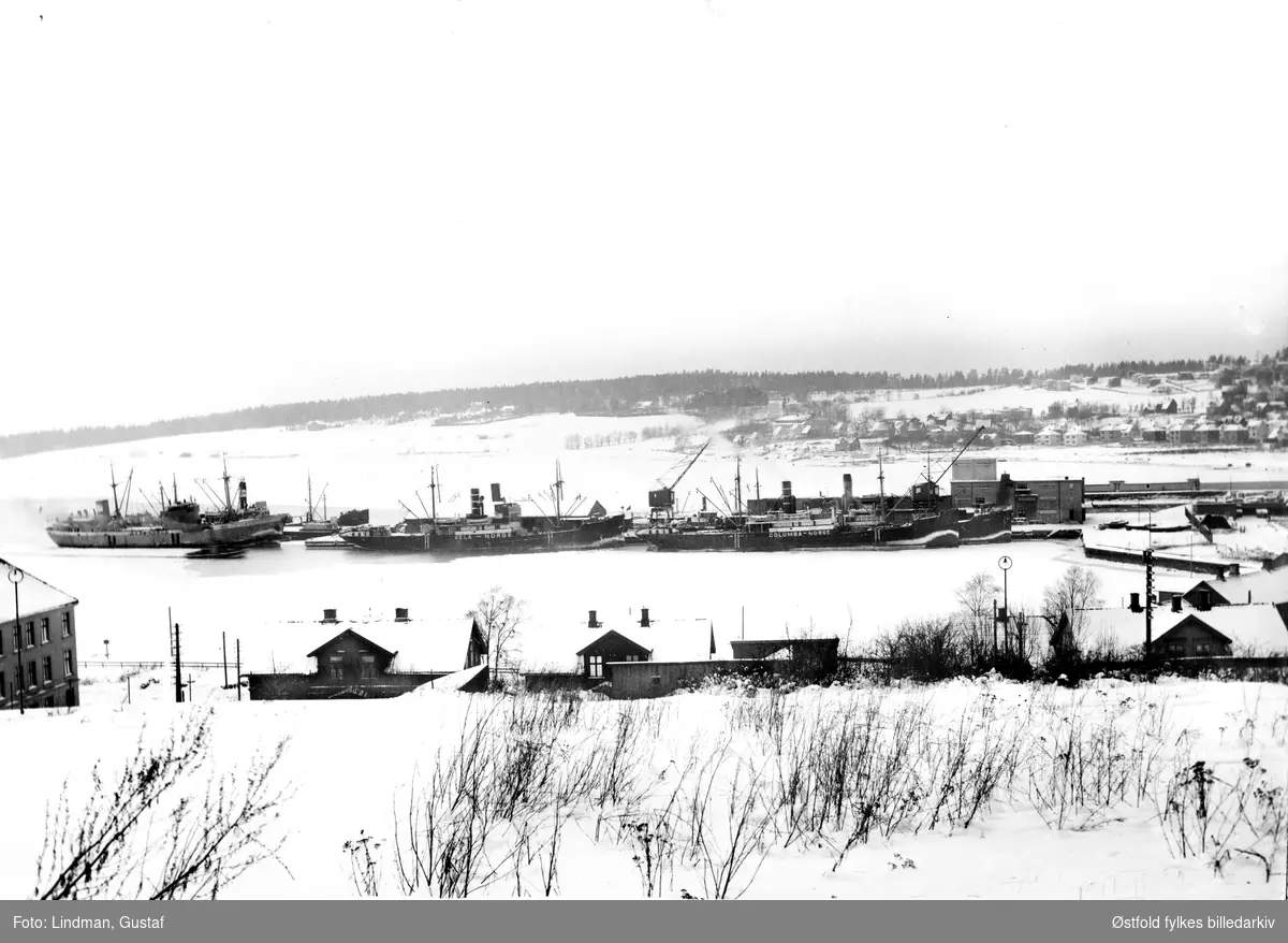 Skip ved kai,  Værlebrygga i Moss 2. februar 1941. Dampskipene ved kai er fra venstre Olea (?) Norge,  Vela, Columba Norge.