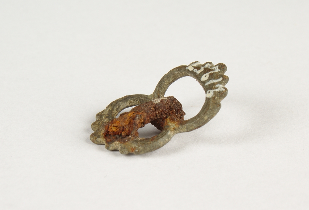 Sölja i brons. Ornerad.