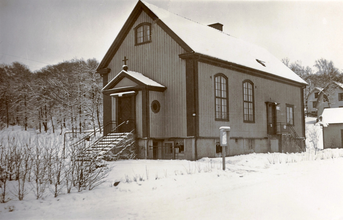 Gamla Sionkapellet/kyrkan vid Gamla Riksvägen, 1940-tal. Byggt* 1934, rivet 1980. Till höger fanns två lägenheter varav en låg ovanför mötessalen. I bottenvåningen var Kållereds manuella telefonstation inrymd, vilken sköttes av Julia och Claes Franzén som också bodde där. Den lades ner 1950. I källaren låg Bertil Kjellmans Fiskaffär som tidigare var Jenny Lundbergs mjölkaffär. 
Pingstförsamlingens verksamhet minskade under 1990-talet och 1995 beslöt församlingen att sälja kyrkan och pastorsbostaden till en Metodistförsamling i Göteborg. Kyrkan fick då det namn som den har idag – Centrumkyrkan. Pingstförsamlingen slogs ihop med församlingen i Mölndal. Där kyrkan/kapellet tidigare låg finns idag Centrumkyrkans parkeringsplats.