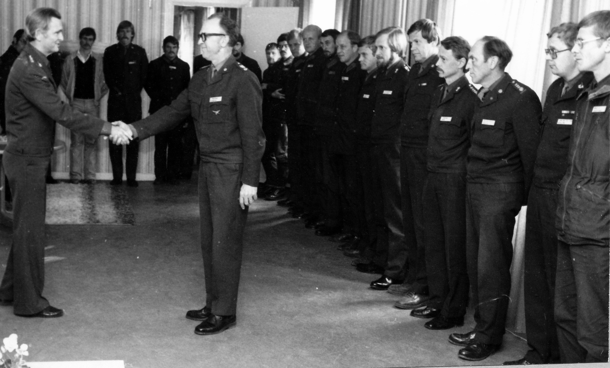 Kompaniofficersmässen, 1979

Öv 1. Åke Eriksson tillträder 1979 som fobef efter att tidigare varit chef för A 1, Linköping.
Han tog emot resp. befälskår på sina mässar med början hos kompaniofficerarna.
OBS! 3 bilder.

Bild 1: Ordf för kompanioff kn Sven-Olof Svensson lämnar av till regch på kompoffmässen. Frv. (i bakgrunden) Gunnar Ståbi, Hans Liljenstolpe, Jan Blomkvist, Jan-Åke Gustafsson, Björn Liljehag, Alf Landin, Per-Olof Rosén, Krister Eriksson, Roger Granath, Rune Lanzen, Christer Blomlöf, Dan Stenmark, Olle Wahlström, Staffan Löding, Kent Ekman, Börje Jönsson och Tage Berglund

Bild 2: På bilden har tillkommit längst bak Per Andersson och till höger Lennart Lagestrand.

Bild 3: På bilden har till höger tillkommit Stig Alsing, Ivan Morelius och Arne Ljungsberg.