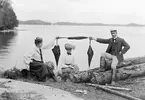 Grevinnan Louise Mörner på besök hos fotografen Emil Durling en sommardag 1904. Hennes sällskap är enligt uppgift greve Carl Mörner och Naemi Arnman, senare gift med författaren Karl Gustav Ossiannilsson. Här i en lekfull pose invid ångbåtsbryggan vid Strömmen.