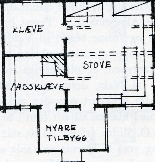 Bygning i to høgder, med sval og rosemåla dører.