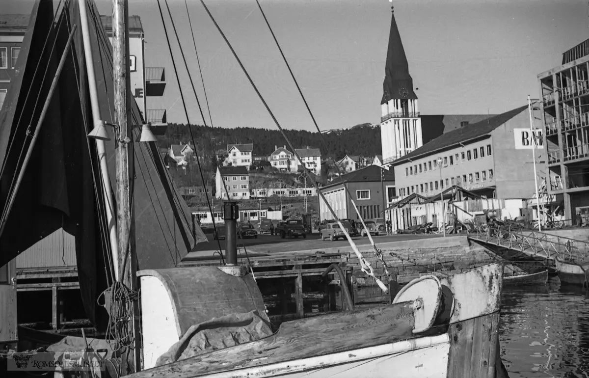 "Våren 1959".Mk Trygg M.12.M ligger til kai.