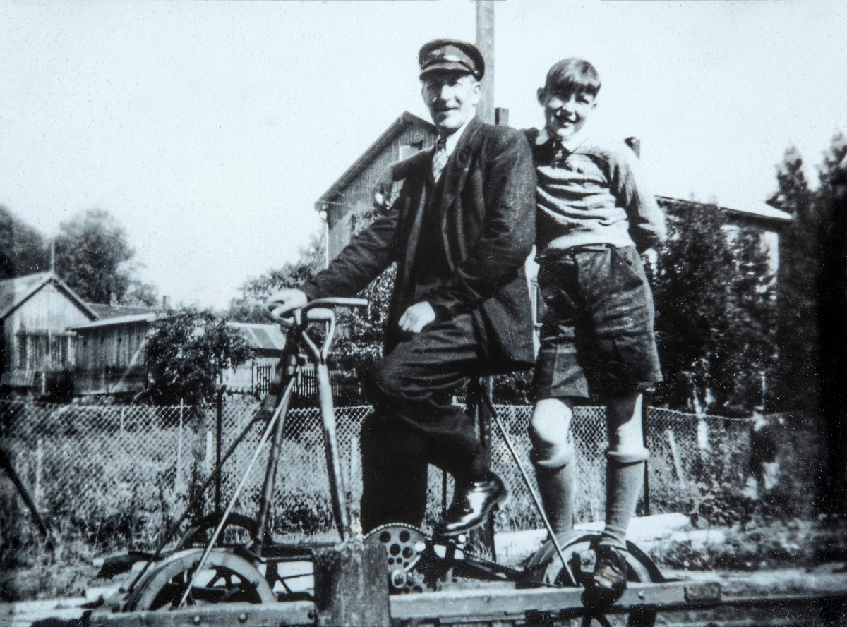Banevokter på dresin. Karl Holmen (f Nilsen) og sønnen Knut Holmen på dresinen. Karl ble født 20/6-1896 i Romedal, Død 14/5-1977 i Vang. Karl var banevokter for NSB på strekningen Disenbrua til Lageråa. Han ble senere baneformann på Ringebu. Sønnen Knut er født 5/1-1932.