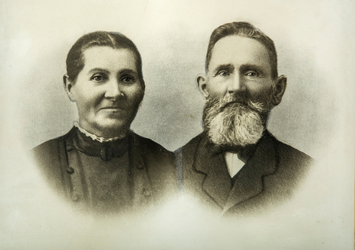 Gruppe 2, portrett. Ingeborg Halvorsdatter, født 29/3-1803 på Fåberg. Død 11/9-1876. Og Lars Christensen født 1807 Fåberg. død 1891.
Foreldrene til Hans Larsen Jørstad og Christian Jørstad.