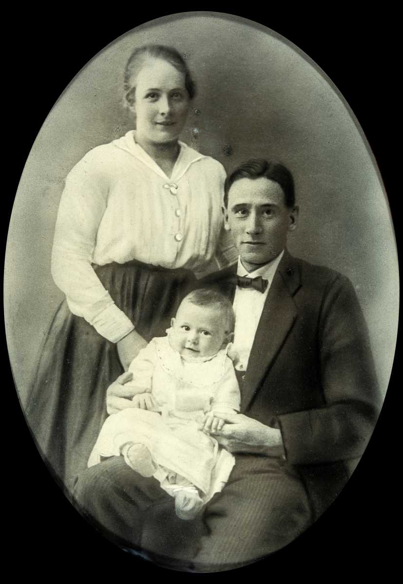 Familie gruppe, 3 personer. Laura Helene Jørstad, (født Andersen, 21/6-1897 i Christiania)
Aksel Hagbart Jørstad (f: 9/8-1894) med sønnen Hans Jørstad (f: 15/1-1919) på fanget.