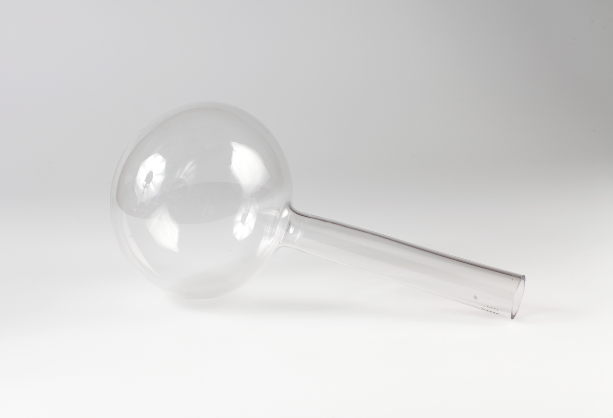 Rundkolbe med lang hals av gjennomsiktig glass.