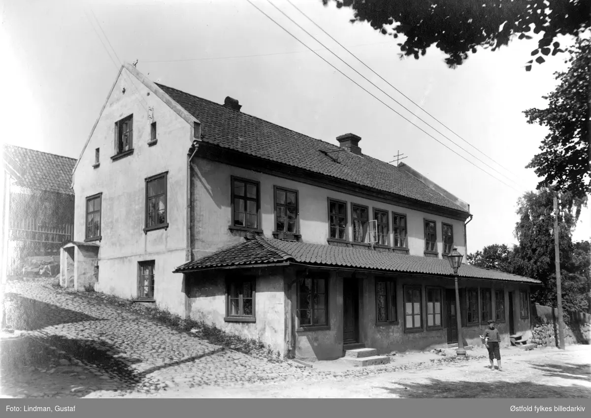 Tendrup-gården, Klostergata 3 i Moss, eier snekker J. Nyman. Kalt "Pianogården". Datering ukjent.