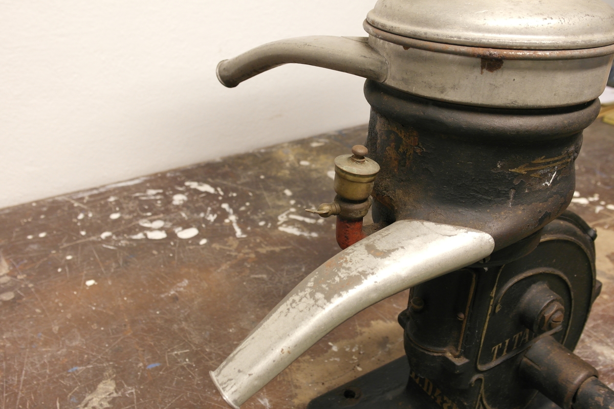 Melkeseparator bestående av 7 deler (a-g).
A) Separatormotor med håndsveiv i jern og skål som er emaljert på innsiden. Sveiva har trehåndtak. Motoren er merket med tekst i gull, samt har støpte nummerbetegnelser. 
B) Bolle i metall. Bollen har tre bein og tappekran.
C) Fløteutskiller med tut i metall.  
D) Lamellerav jern. Ligger oppi den emaljerte skålen på A.  
E) Tappetut for melk i metall festet direkte på A.
F) Flottør. Ligger løs oppi C. 
G) Lamell-løsner i jern. Brukes som en kransnøkkel.