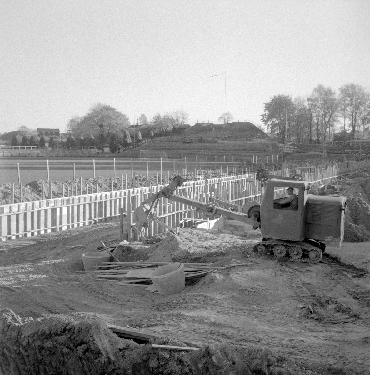 Hösten 1957 påbörjades arbetet med en ny och modern sittplatsläktare på Idrottsparken i Norrköping. Det hade gått trögt med både bygglov och finansiering, men bakom nödvändigheten låg ett läktarras som inträffat året före och att VM stundade det kommande året. Idrottsparken i Norrköping hade valt som spelplats för ett antal grundspelsmatcher under den stora fotbollsfesten. Den nya läktaren var ritad av arkitektfirman Jaenecke & Samuelsson i Malmö för en publikkapacitet på 4700 sittande åskådare. I bildens fond tornar "Berget" med en mer osagd kapacitet.