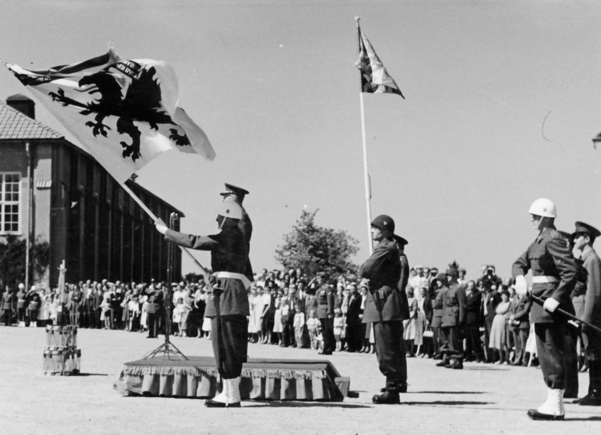 Fanöverlämning den 7 juni 1958

Den nya fanan visas för första gången.