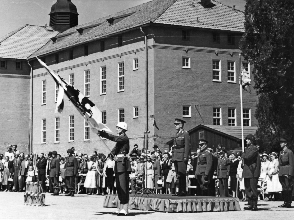 Fanöverlämning den 7 juni 1958

Den nya fanan visas för första gången, samtidigt troppas 1850 års fana för sista gången.

OBS! två bilder.